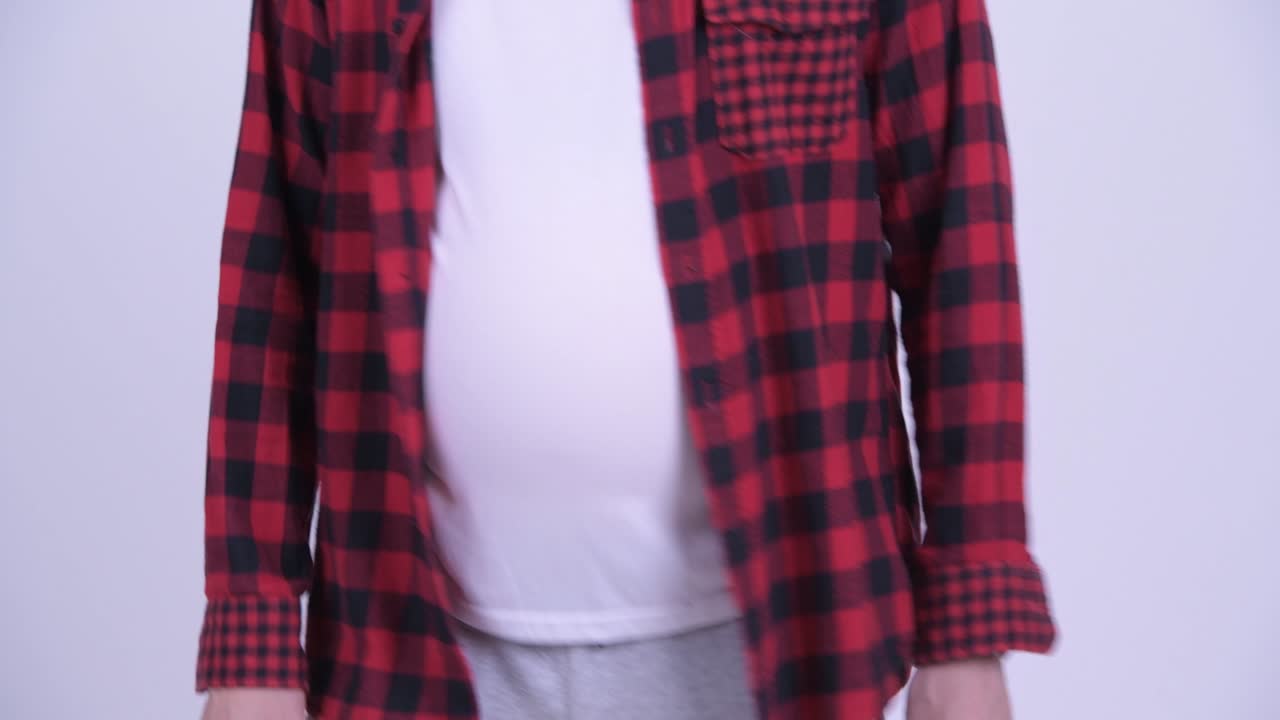 un joven hipster con una gran barriga.