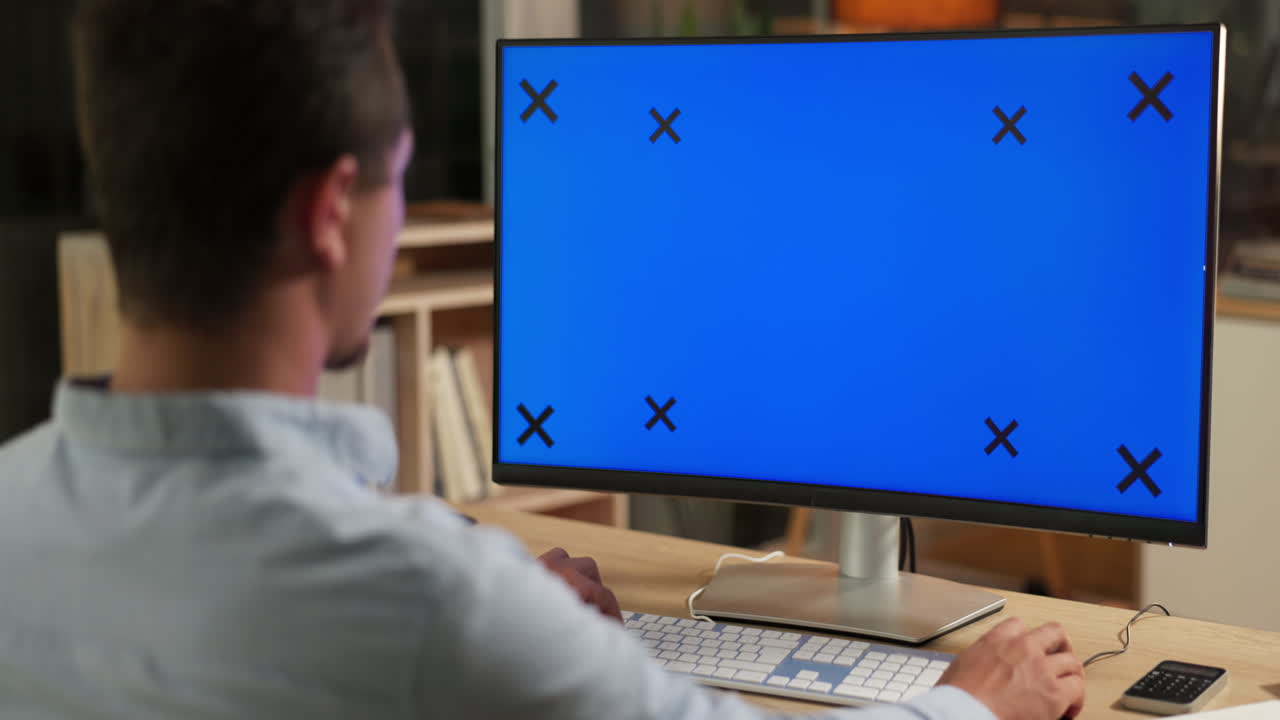 pantalla verde, computadora y hombre en la oficina en línea