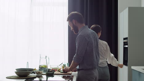 Pareja-Preparando-Comida-En-Una-Cocina-De-Estilo-Moderno-1