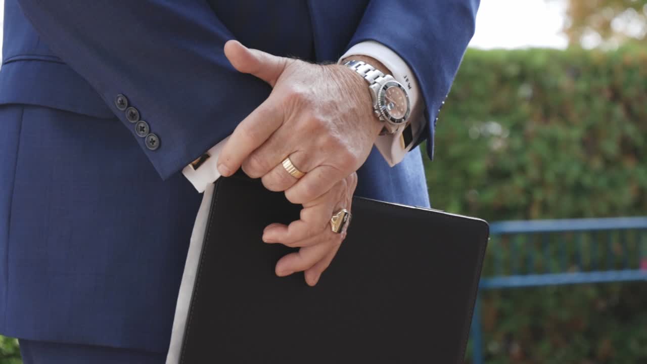 el oficiante de la boda sostiene el libro antes de la ceremonia