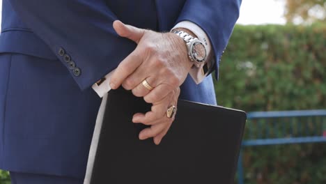 el oficiante de la boda sostiene el libro antes de la ceremonia