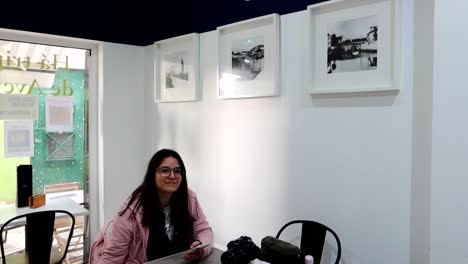 Mujer-Joven-Sentada-A-La-Mesa-En-Un-Restaurante-Portugués-Esperando-Su-Comida,-Cámara-Lenta