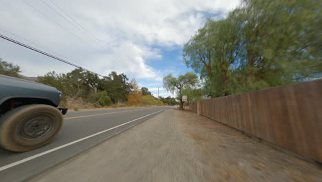 Fpv-Persiguiendo-Una-Foto-De-Un-Nuevo-Todoterreno-Eléctrico-De-La-Policía-Conduciendo-Por-La-Carretera