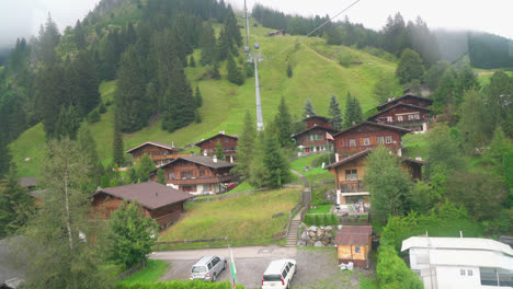 Blick-Auf-Kandersteg-Von-Der-Seilbahn,-Die-Sich-In-Der-Schweiz-Bewegt