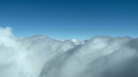escena de nubes disparada desde una cabina de avión durante un vuelo en tiempo real a través de un cielo un montón de ladrillos de invierno calmante con un espléndido cielo azul brillante