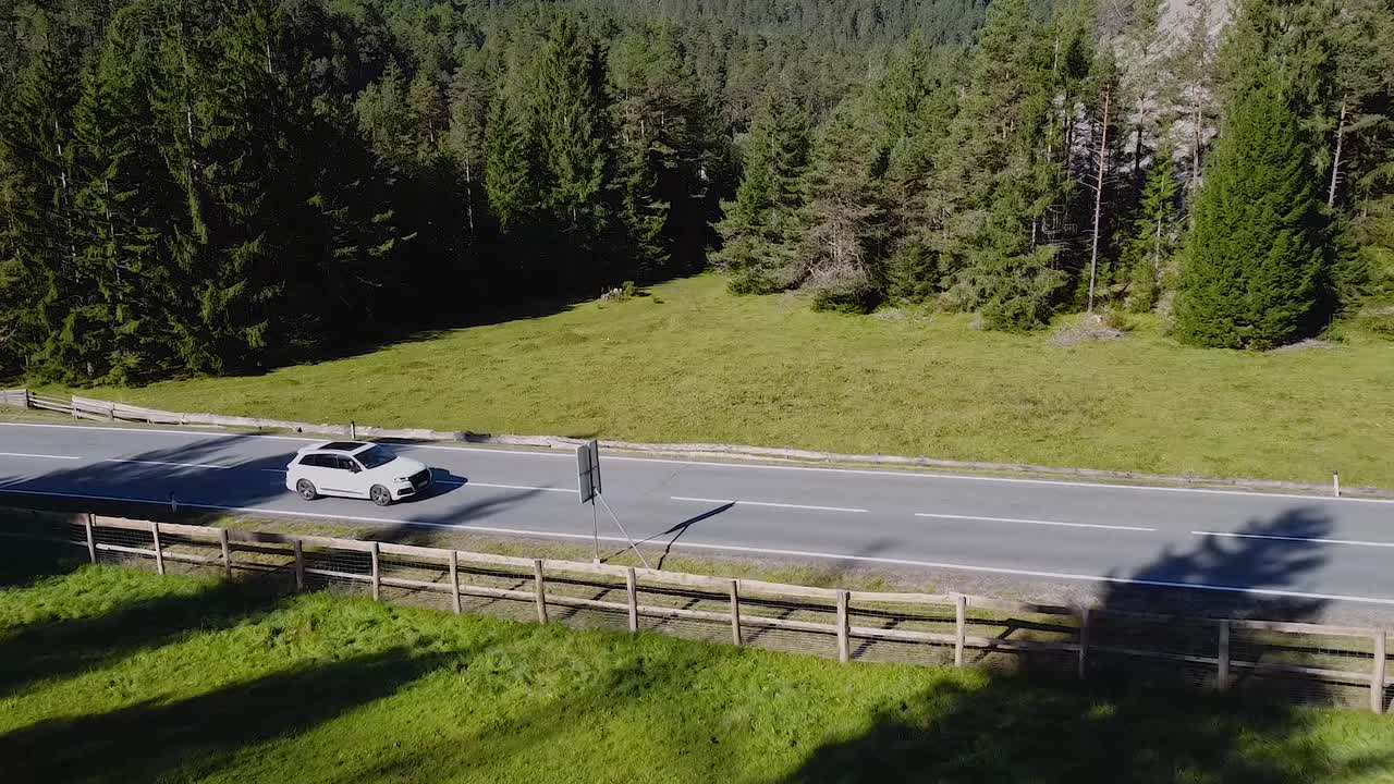 Filmato drone di un'auto sulla strada.
