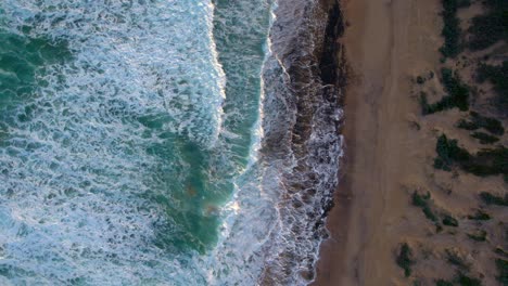 Imágenes-De-Drones-Verticales-Que-Se-Mueven-Desde-La-Playa-Hasta-El-Océano,-En-Barwon-Heads,-Victoria,-Australia