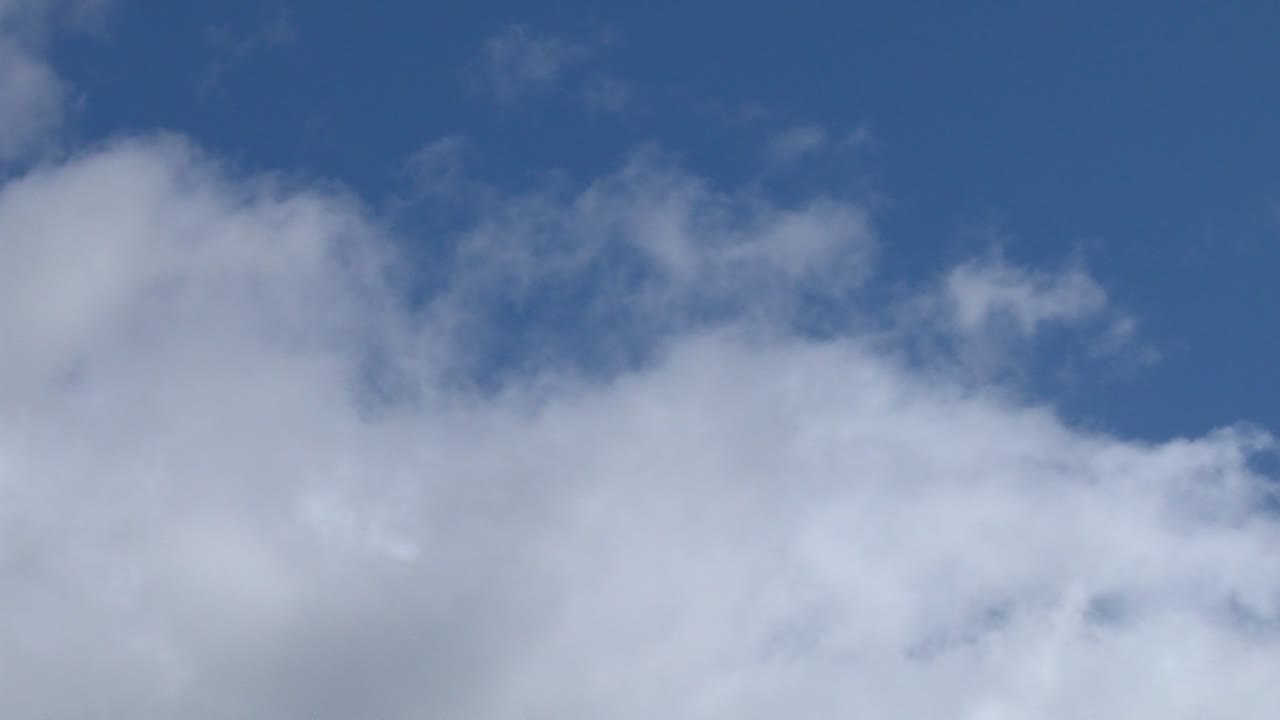 햇빛이 구름 사이로 흐른다