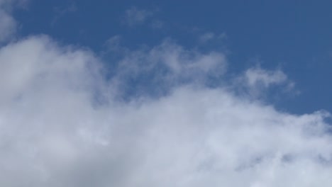 la luz del sol corre a través de las nubes