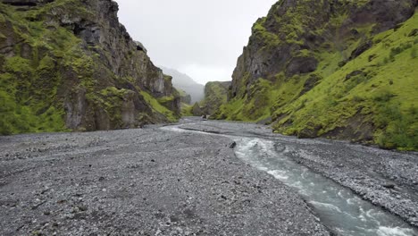 Agua,-Lecho-Del-Río-Trenzado-Glacial-Islandia-Thorsmork,-Muñeca-Aérea,-Valle