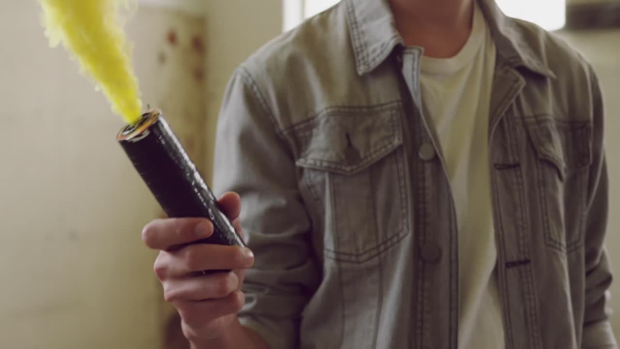 joven de moda en un almacén abandonado