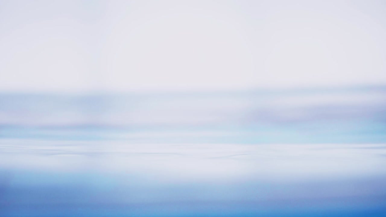 슬로우 모션의 깨끗한 물 표면은 물이 튀는 상점으로 화면을 채우고 기포로 액체 표면을 흔들고 있습니다.