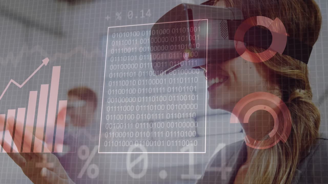 анимация обработки финансовых данных над кавказской бизнесменкой, носящей наушники vr в офисе.