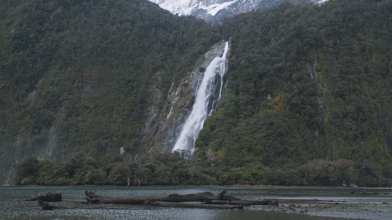 Wodospad wpadający do fiordów Milford Sound w zimowy dzień w Nowej Zelandii