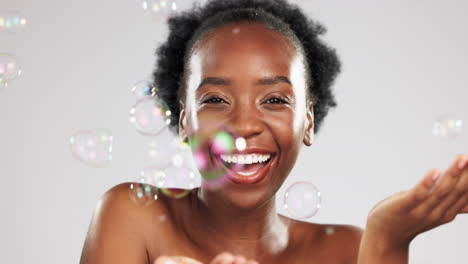 rostro, cuidado de la piel y salpicaduras de agua de negro feliz