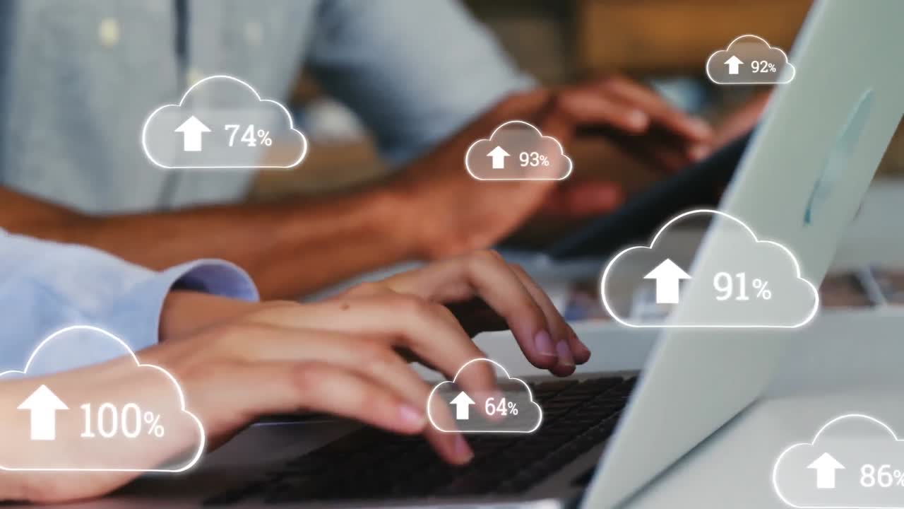 animación de nubes digitales con un porcentaje de procesamiento sobre personas de negocios que usan computadora
