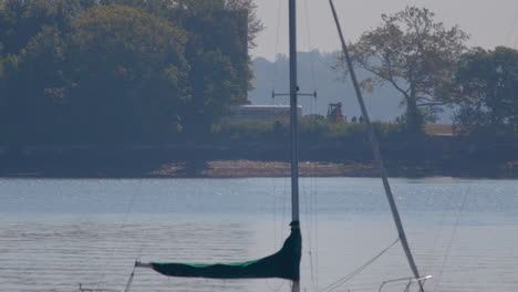 Se-Están-Cavando-Tumbas-En-La-Isla-Hart-Durante-El-Día-Con-Una-Excavadora