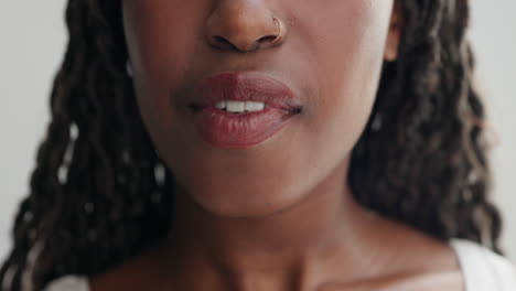 mujer sonriendo con la lengua fuera