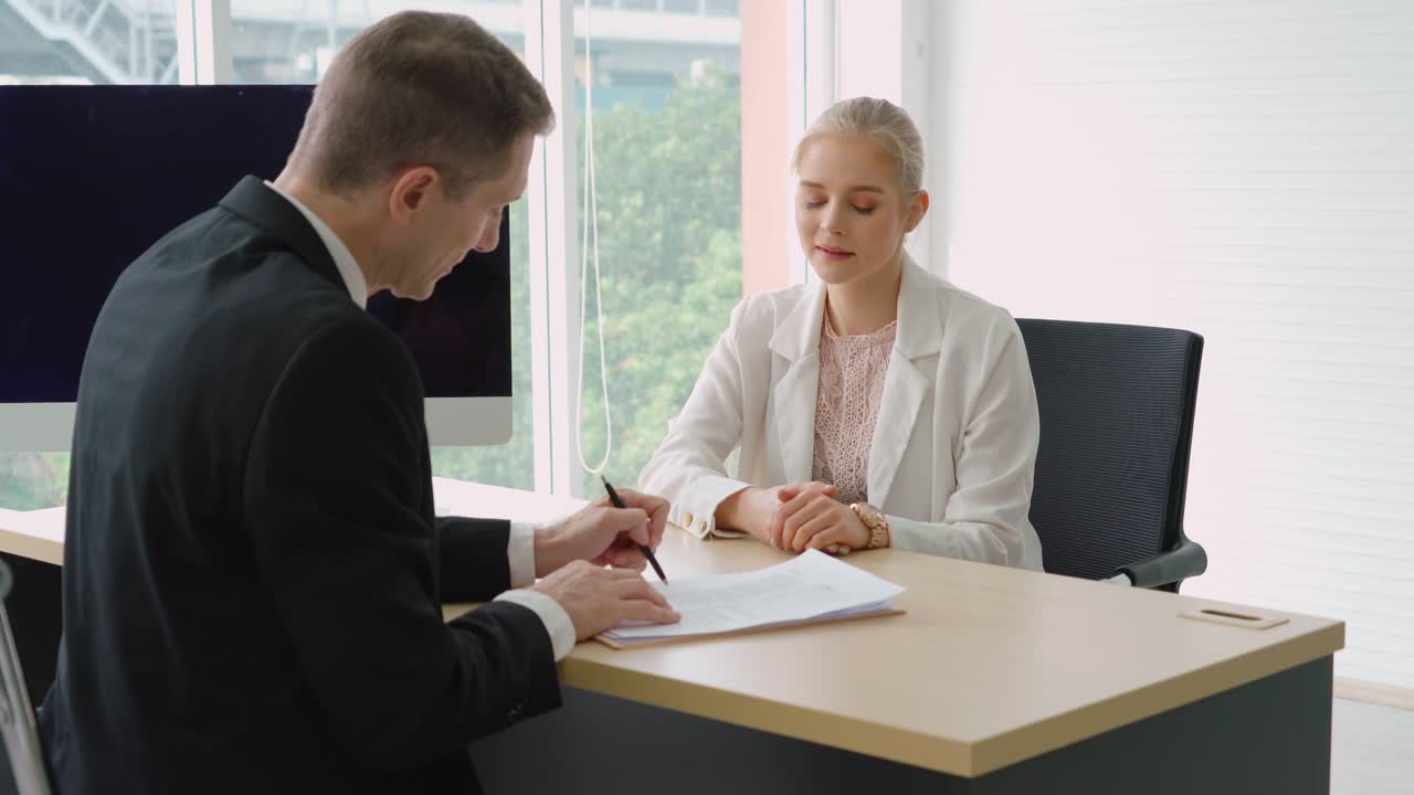 Un demandeur d'emploi en entretien d'embauche avec un responsable