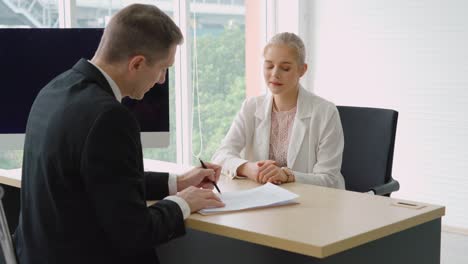 Buscador-De-Empleo-En-Reunión-De-Entrevista-De-Trabajo-Con-El-Gerente