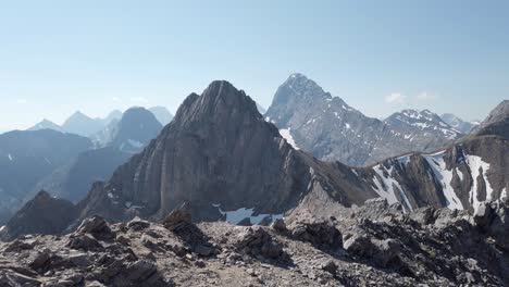 Bergkette-Rockies-An-Einem-Sonnigen-Tag-Mit-Nebel,-Rockies,-Kananaskis,-Alberta-Canada