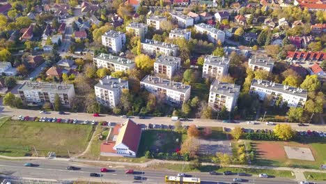 Toma-Aérea-De-Aviones-No-Tripulados-De-Bloques-De-Pisos-En-Un-área-Suburbana-Cerca-De-Budapest,-Hungría