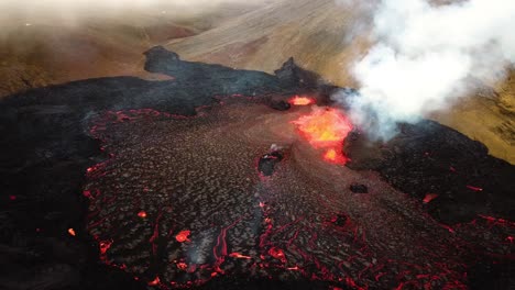 vista aérea panorámica de magma y lava en erupción en el valle de meradalir, del volcán fagradalsfjall, con humo saliendo