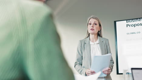 zakenvrouw en spreker met een presentatie