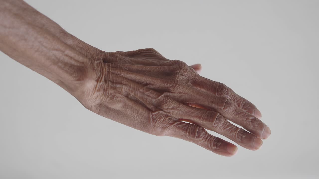 mano envejecida