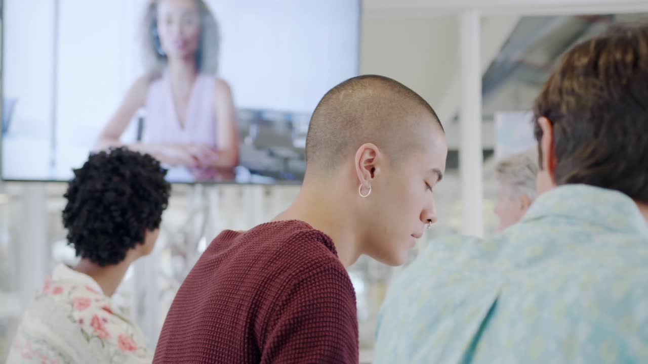 creativos trabajando en una oficina moderna