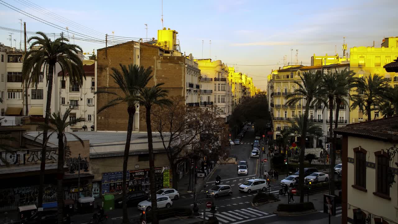 tramonto di una strada trafficata nel centro di valencia, giorno fino al tramonto e notte con tutti i lampioni e le luci delle auto