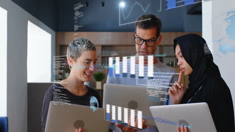 animación del procesamiento de datos financieros sobre diversas personas de negocios en la oficina