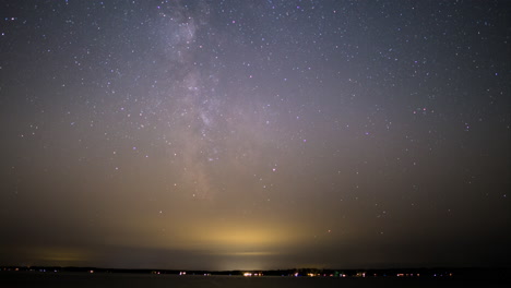 time-lapse de la vía láctea moviéndose por el cielo