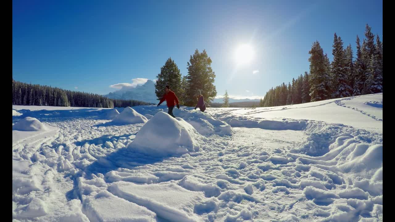 pareja patinando en un paisaje nevado 4k