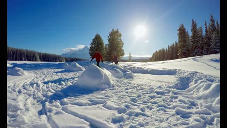 Paar-Schlittschuhlaufen-Auf-Verschneiter-Landschaft-4k