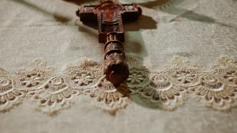 Traditionelle-Orthodoxe-Hochzeitskronen,-Religiöse-Gegenstände-Auf-Dem-Altar