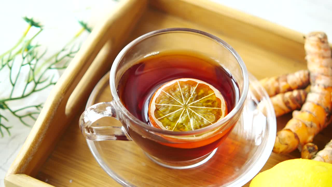 커머릭과 레몬 차