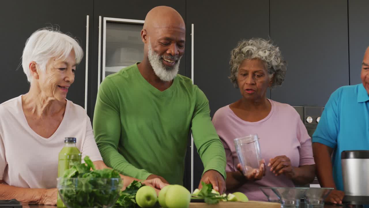 Idosos diversos felizes cozinhando na cozinha em casa de repouso