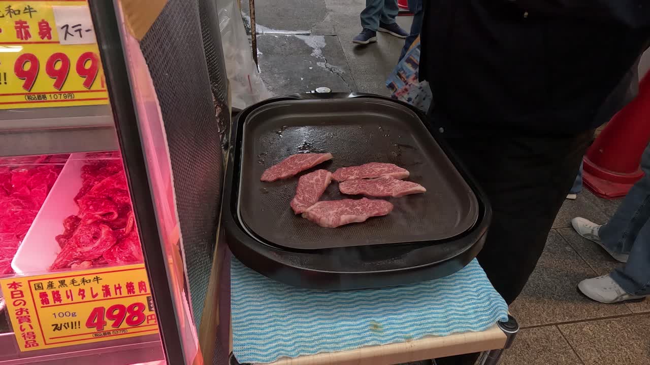 las rebanadas de carne de kobe hirviendo en una parrilla de piedra caliente.