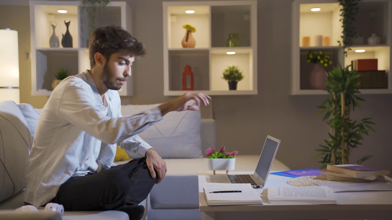 el hombre al que se le ocurrió una idea sobre su trabajo en casa por la noche.