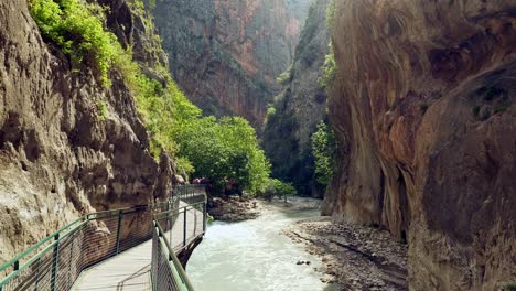 Eingangssicherheitssteg-In-Der-Sonnendurchfluteten-Saklikent-Schlucht,-Steile-Flussschlucht