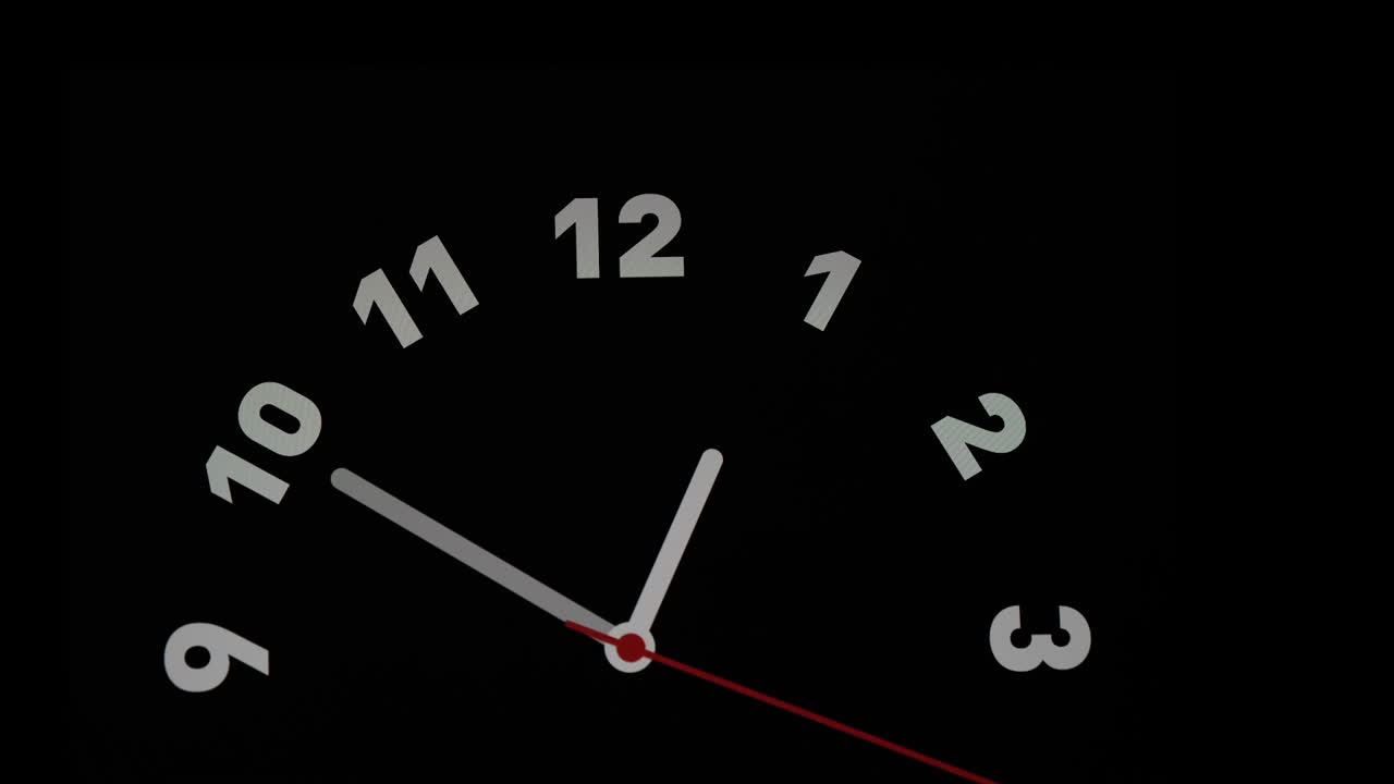 lapso de tiempo del reloj en fondo negro y movimiento de las agujas del reloj