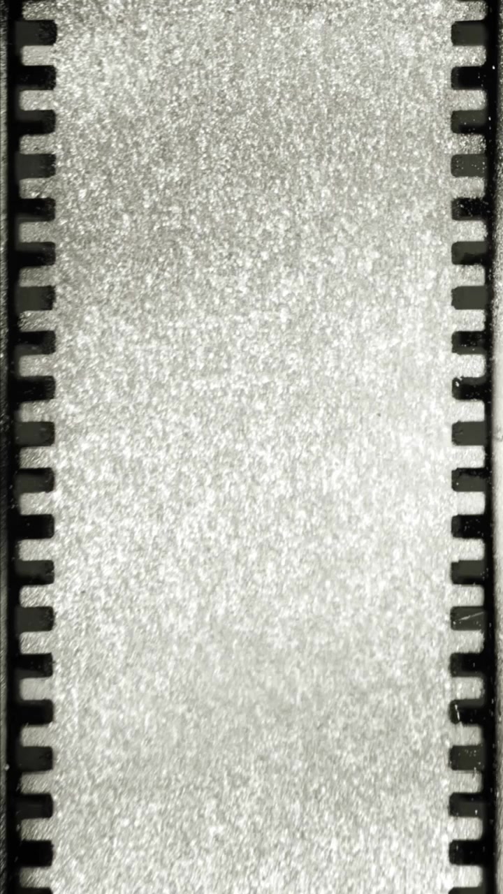 Vecchia Pellicola Cinematografica con Grana Sfarfallante e Fori di Trascinamento
