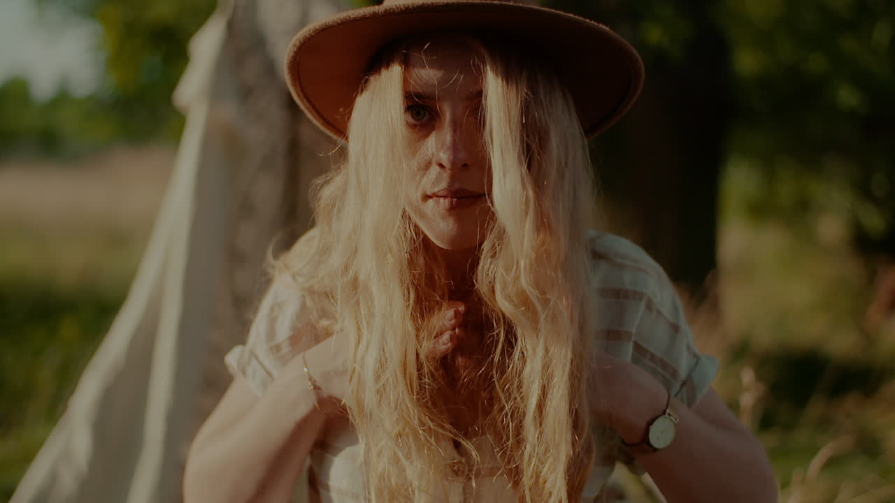 카메라 1을 똑바로 바라보는 모자를 쓴 매력적인 여성의 초상화