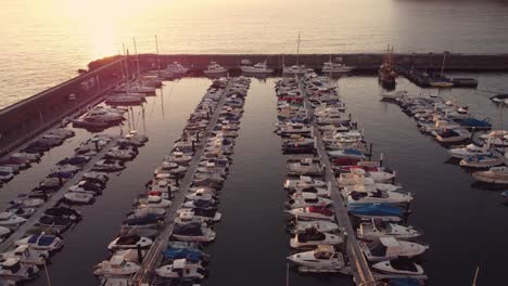 flota organizada de barcos privados alineados en los gigantes tenerife