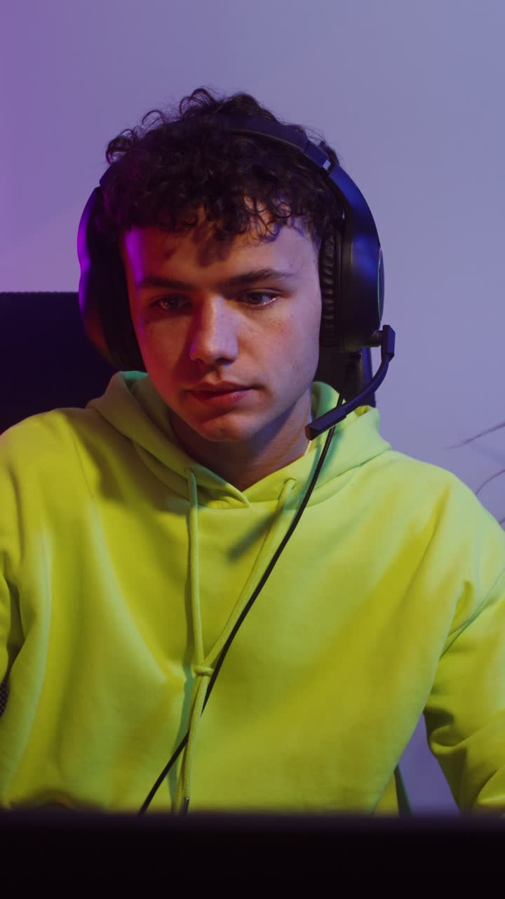Giovane giocatore concentrato su una competizione di eSport