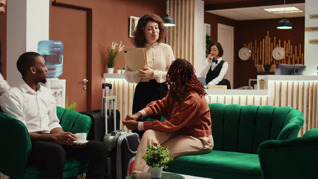 Manager che fa il check-in con gli ospiti in attesa