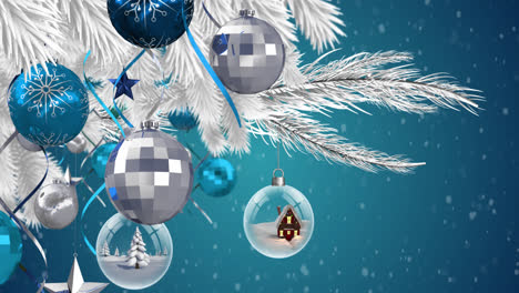 animación de bolas de navidad colgando del árbol de navidad con nieve cayendo sobre un fondo azul
