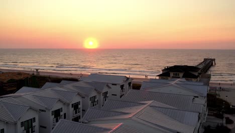 Antena-Del-Amanecer-Sobre-Casas-En-Wrightsville-Beach-Nc,-Carolina-Del-Norte