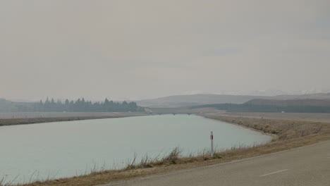 Waldbrandrauch-Verursacht-Dunstige-Bedingungen-An-Der-Brücke-über-Den-Hydrokanal-In-Mackenzie,-Neuseeland